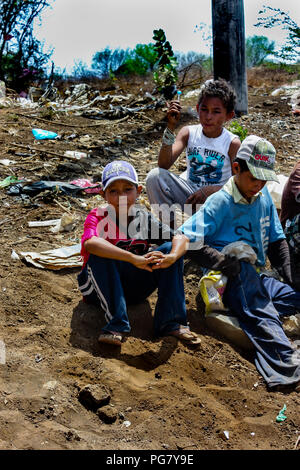 Managua, Nicaragua - 11 mai 2017 : Les enfants de prendre une pause de travail dans le dump local la recherche de nourriture ou les éléments qui peuvent être vendus pour le recyclage. Banque D'Images