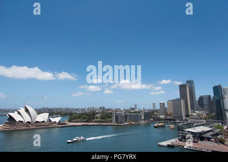 Vue de Sydney Harbour Bridge Pylon Lookout, regard vers Circular Quay et l'Opéra Banque D'Images