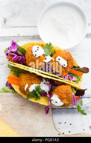 Les tacos avec salade mixte, sweet patato Falafel, carotte, chou rouge, persil, sauce yogourt et sésame noir Banque D'Images