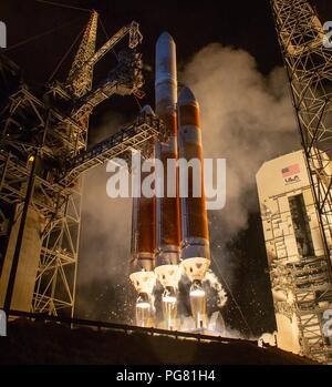 L'Alliance Lancement fusée Delta IV heavy transportant la sonde de la NASA Solar Parker décolle du complexe de lancement 37, à la base aérienne de Cap Canaveral le 12 août 2018 à Cape Canaveral, en Floride. La sonde solaire Parker est la toute première mission dans une partie de l'atmosphère du Soleil appelé la couronne. Banque D'Images