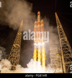 L'Alliance Lancement fusée Delta IV heavy transportant la sonde de la NASA Solar Parker décolle du complexe de lancement 37, à la base aérienne de Cap Canaveral le 12 août 2018 à Cape Canaveral, en Floride. La sonde solaire Parker est la toute première mission dans une partie de l'atmosphère du Soleil appelé la couronne. Banque D'Images