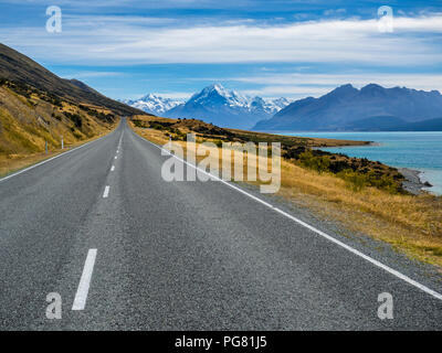 Nouvelle Zélande, île du Sud, à vide, à l'Aoraki Mount Cook et le Lac Pukaki en arrière-plan Banque D'Images