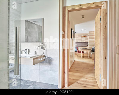 Intérieur de cuisine ouverte et salle de bain d'une maison de vacances Banque D'Images