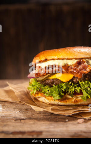 Bacon burger au fromage Banque D'Images