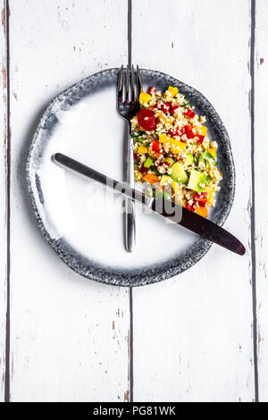 Salade bulgare sur la plaque ronde, symbole pour le jeûne intermittent Banque D'Images