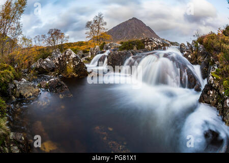 Royaume-uni, Ecosse, Highlands, Buachaille Etive Mor montagne avec cascades on foreground Banque D'Images