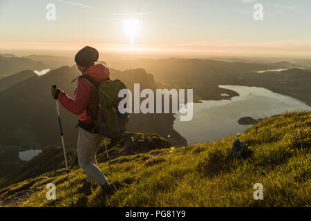 Salzkammergut, Autriche, femme randonnée solitaire dans les montagnes tha Banque D'Images