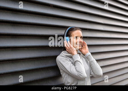 Woman listening music with headphones Banque D'Images