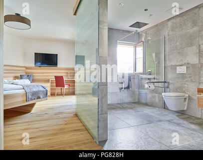 L'intérieur de chambre à coucher et salle de bains d'une maison de vacances Banque D'Images