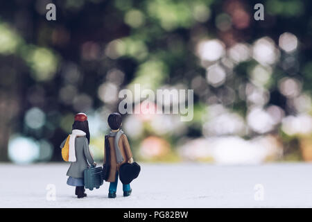 Les gens miniature - un couple de voyageur amoureux de la marche à la découverte de nouvelle aventure avec la belle nature bokeh background Banque D'Images