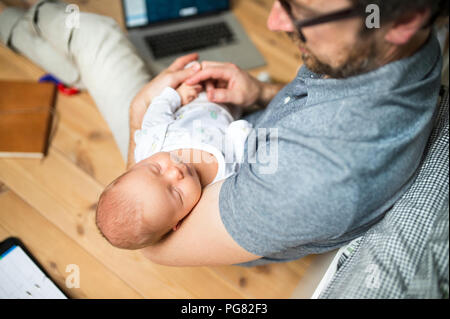 Père avec sa petite fille travaillant à domicile Banque D'Images