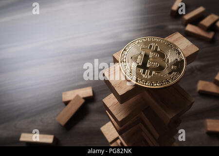 Sur le Bitcoin tour de blocs de construction en bois. Notion de risque ou stratégie bitcoin bitcoin Banque D'Images