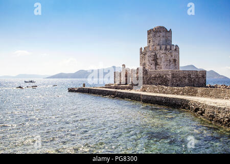 Grèce, Macédoine, Messenia, Methoni, forteresse, tour de l'Île Burtzi et Sapientza en arrière-plan Banque D'Images