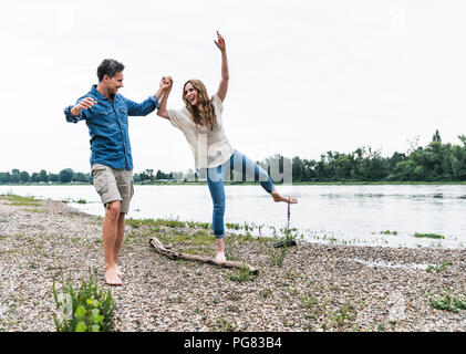 Playful couple au bord de la rivière Banque D'Images