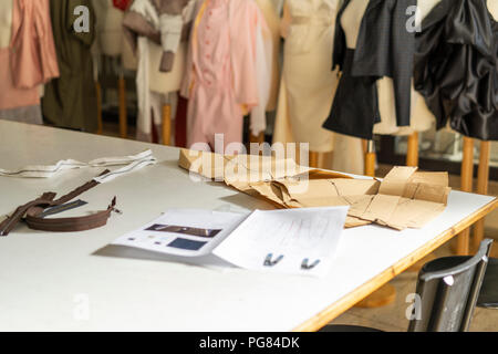 Les points de couture sur la table de travail dans un studio du créateur de mode Banque D'Images