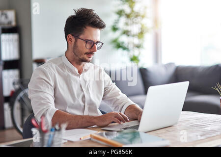 Businessman working on laptop at home office Banque D'Images