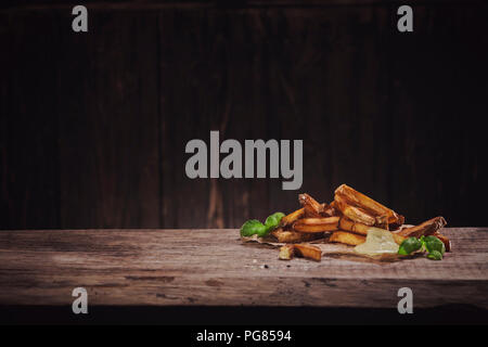 Fabriqué à la main en frites avec de la mayonnaise sur bois Banque D'Images