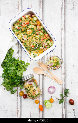Salade de couscous avec les tomates, le concombre, le persil et la menthe Banque D'Images
