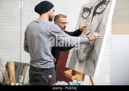 Dessin artiste discuter avec l'homme en studio Banque D'Images