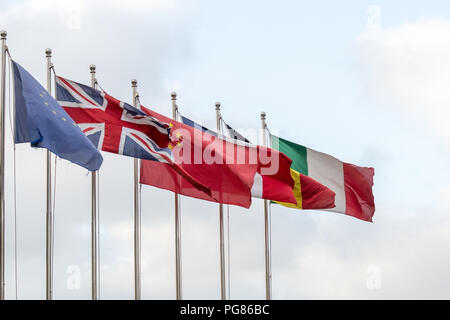 Mâts de drapeaux de l'Union européenne, le Royaume-Uni, la Chine, la France, l'Allemagne et l'Italie dans le vent Banque D'Images