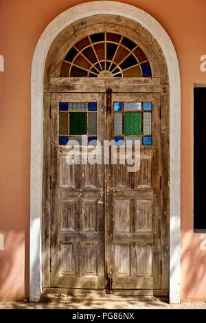 Porte en bois en décomposition rustique Banque D'Images