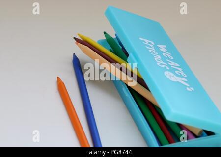 Crayons de couleur dans un étui à crayons, bleu clair Banque D'Images