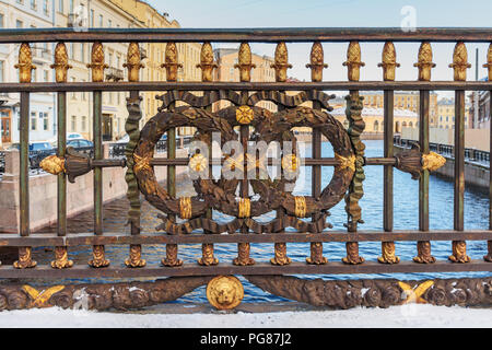 Fragment de clôture du grand pont au-dessus de la rivière Moïka Konyushenny à Saint Petersburg, Russie Banque D'Images