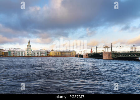 Avis de remblai Universitetskaya et Palace Bridge à Saint Petersburg, Russie Banque D'Images