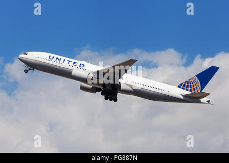 Barcelone, Espagne - 15 août 2018 : United Airlines Boeing 777-200 qui décolle de l'aéroport El Prat de Barcelone, Espagne. Banque D'Images