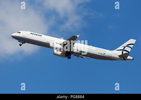 Barcelone, Espagne - 15 août 2018 : Aegean Airlines Airbus A321 au décollage de l'aéroport El Prat de Barcelone, Espagne. Banque D'Images