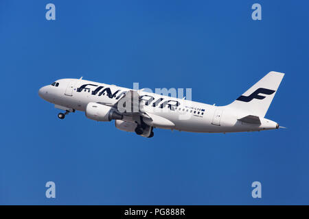Barcelone, Espagne - 21 août 2018 : Finnair Airbus A319 qui décolle de l'aéroport El Prat de Barcelone, Espagne. Banque D'Images