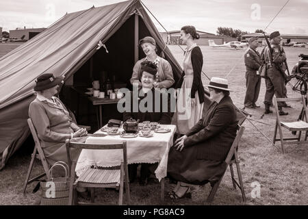 SHOREHAM-BY-SEA, West Sussex/UK - 30 août : le thé de l'après-midi à l'hôtel Shoreham Airshow à Shoreham-by-Sea, West Sussex le 30 août 2014. Des personnes non identifiées Banque D'Images