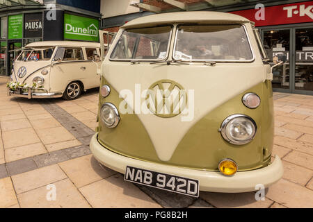 Un écran partagé 1969 1600CC VW Van PHJ 268E et 1966 par écran partagé 1600CC VW Van sur l'affichage à l'Horsham (2018) confiture de prune - Horsham, West Sussex, UK. Banque D'Images