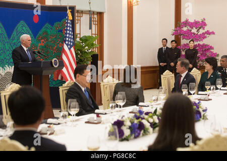 Vice-président Mike Pence propose un toast et allocution à l'occasion d'un dîner avec le président sud-coréen Moon Jae-in et son épouse Kim Jung-sook à la Maison Bleue, le jeudi 8 février 2018 à Séoul, Corée du Sud. Vice-président du réseau PENCE Voyage en Asie Banque D'Images