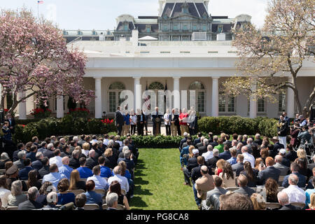 Le président Donald J. Trump, rejoint par le Vice-président Mike Pence, prononce une allocution sur les réductions d'impôt pour les travailleurs américains dans la roseraie de la Maison Blanche, le jeudi 12 avril 2018, à Washington, D.C. Photo du jour 13 Avril 2018 Banque D'Images