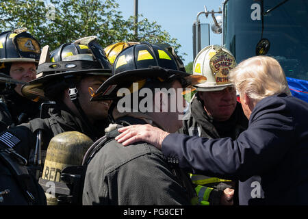 Le président Donald J. Trump rencontre les membres de l'Bethpage, NEW YORK Fire Department | Mai 23, 2018 Photo du jour 24 Mai 2018 Banque D'Images