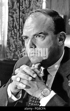 Portrait de John D. Ehrlichman prises à Washington, D.C. onMay 13, 1969. Il a servi comme conseiller aux affaires nationales au président des États-Unis, Richard M. Nixon jusqu'à sa démission le 30 avril 1973 pour son implication dans l'affaire Watergate. Ehrlichman servi 18 mois de prison pour son rôle dans l'affaire du Watergate. Il est né John Daniel Ehrlichman le 20 mars 1925 à Tacoma, Washington. Il est décédé de complications de diabète à son domicile, à Atlanta, Géorgie le 14 février 1999.Crédit : Maison Blanche / CNP  + + +(c) afp - + + + | conditions dans le monde entier Banque D'Images