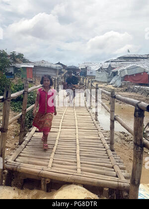 13 août 2018, Bangladesh, Cox's Bazar : réfugiés rohingyas marcher sur un pont dans un camp au Bangladesh. Photo : Nick Kaiser/dpa Banque D'Images