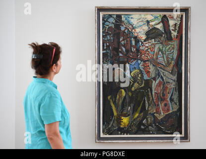 Gera, Allemagne. Août 24, 2018. Une jeune femme observe la peinture 'Trois prisonniers' par le peintre Otto Dix dans l'Orangerie, où l'Art Collection est situé à Gera. Après la fermeture de quatre ans, l'exposition de l'artiste à la fin de l'œuvre s'ouvre. Le bâtiment d'exposition a été gravement endommagé lors des inondations de 2013 et a dû être entièrement rénové. Credit : Britta Pedersen/dpa-Zentralbild/dpa/Alamy Live News Banque D'Images