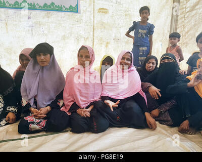 13 août 2018, Bangladesh, Cox's Bazar : Les résidents d'un camp de réfugiés rohingyas Rencontrez les employés de Welthungerhilfe et leur organisation partenaire FIVDB bangladais. Photo : Nick Kaiser/dpa Banque D'Images