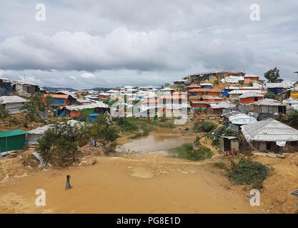 13 août 2018, Bangladesh, Cox's Bazar : dans un camp de réfugiés rohingyas grosses flaques se sont formées en raison de pluies de mousson. Photo : Nick Kaiser/dpa Banque D'Images