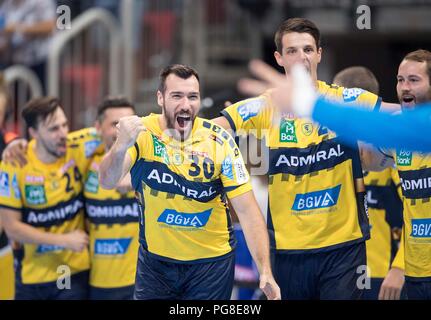 Düsseldorf, Deutschland. Août 22, 2018. La jubilation finale RNL, gauche à droite Gedeón GUARDIOLA (RNL), Filip TALESKI (RNL), Steffen FAETH (Fath) (RNL), la Super Coupe de handball 2018, SG Flensburg-Handewitt (FL) - Rhein-Neckar Loewen (RNL) 26 : 33, le 22.08.2018 à Düsseldorf/Allemagne. Utilisation dans le monde entier | Credit : dpa/Alamy Live News Banque D'Images