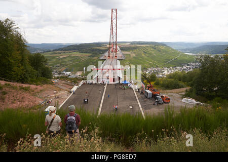 24 août 2018, l'Allemagne, Maring-noviand : Après environ sept ans de construction, le Hochmosel pont connecte Hunsrück et l'Eifel. L'ensemble de la traversée de la superstructure en acier de 1,7 kilomètre de long sur la vallée de la Moselle sera célébrée le vendredi (14h30) sur le site de construction sur le côté de l'Eifel. La structure est le plus grand pont actuellement en construction en Europe. À partir de 2019, la jusqu'à 160 mètres de haut chef-d technique est de créer une liaison routière directe entre les pays du Benelux et la région Rhin-Main avec la nouvelle construction et l'expansion de la B50. Photo : Thom Banque D'Images