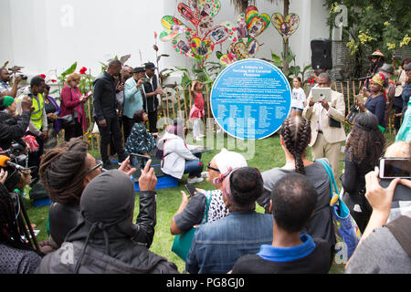 London UK 24 août 2018 personnes à l'occasion du dévoilement de la plaque bleu énorme sur Portobello Green en l'honneur des pionniers de la Notting Hill Carnival avant le début du festival de cette année. Credit : Thabo Jaiyesimi/Alamy Live News Banque D'Images