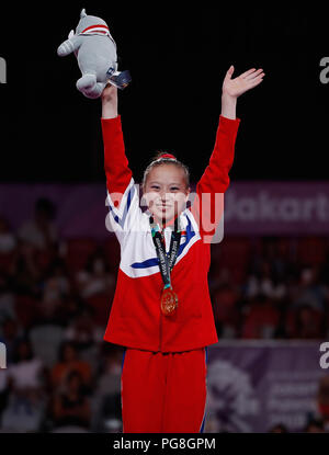 Jakarta. Août 24, 2018. Kim Su Jung de la RPDC salue les spectateurs pendant la cérémonie pour la gymnastique artistique de l'étage final de l'exercice aux Jeux asiatiques 2018 à Jakarta, Indonésie le 24 août 2018. Credit : Wang Lili/Xinhua/Alamy Live News Banque D'Images