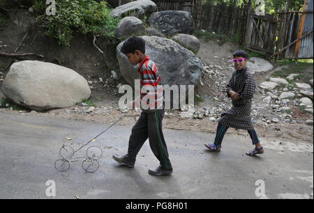 (180824) -- SRINAGAR, le 24 août, 2018 (Xinhua) -- les enfants du Cachemire jouer à un village de Budgam district, à environ 40 km au sud-ouest de la ville de Srinagar, la capitale d'été du Cachemire sous contrôle indien, le 24 août, 2018. (Xinhua/Javed Dar) (DTF) Banque D'Images