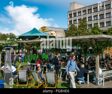 Edinburgh Fringe Festival,, Édimbourg, Écosse, Royaume-Uni. 24 août 2018. Le soleil brille sur les festivaliers à Bristo Place. Les gens se détendre et boire dans le jardin festival temporaire Banque D'Images