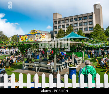 Edinburgh Fringe Festival,, Édimbourg, Écosse, Royaume-Uni. 24 août 2018. Le soleil brille sur les festivaliers à Bristo Place. Les gens se détendre et boire dans le jardin festival temporaire Banque D'Images