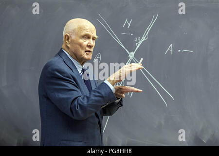 Columbus, Ohio, USA. Nov 9, 2012. Ancien astronaute et sénateur américain John Glenn présente une conférence à l'aviation d'OSU majors sur la navigation aérienne sans l'utilisation du GPS ou des instruments modernes à un l'Ohio State University College of Engineering event vendredi 9 novembre 2012. Credit : James D. DeCamp/ZUMA/Alamy Fil Live News Banque D'Images