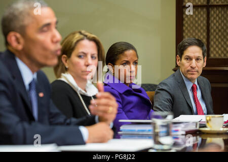 Dans cette photo du 18 novembre 2014, le président des États-Unis Barack Obama parle aux médias, avec Lisa Monaco, conseillère en matière de sécurité intérieure au Président Obama, Susan Rice, Conseiller à la sécurité nationale, et Tom Frieden, Directeur des Centers for Disease Control and Prevention (CDC), à la suite, au cours d'une réunion avec sa sécurité nationale et des équipes de santé publique concernant la réponse du gouvernement, à l'Ebola Roosevelt Room de la Maison Blanche à Washington, DC. Le président Obama a demandé au Congrès d'accorder 6,2 milliards de dollars en dépenses d'urgence pour lutter contre le virus Ebola en Afrique de l'Ouest. Frieden est arres Banque D'Images